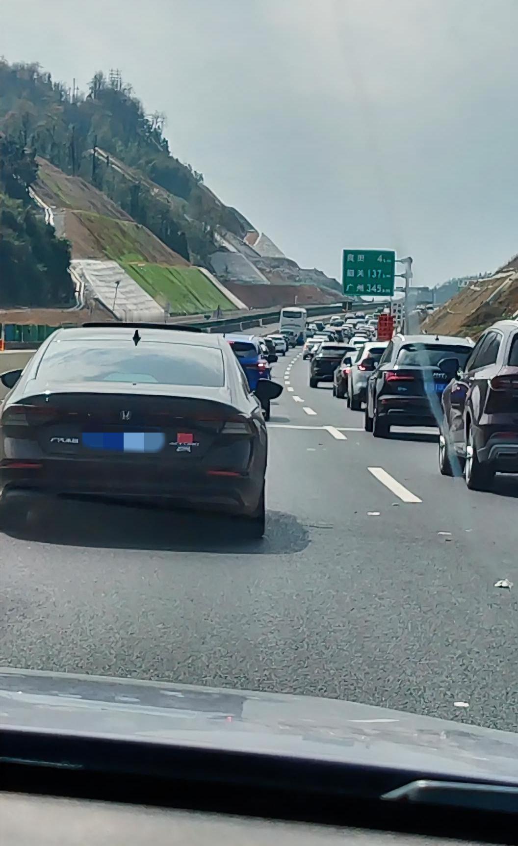 春运高峰车流不见头[可怜]