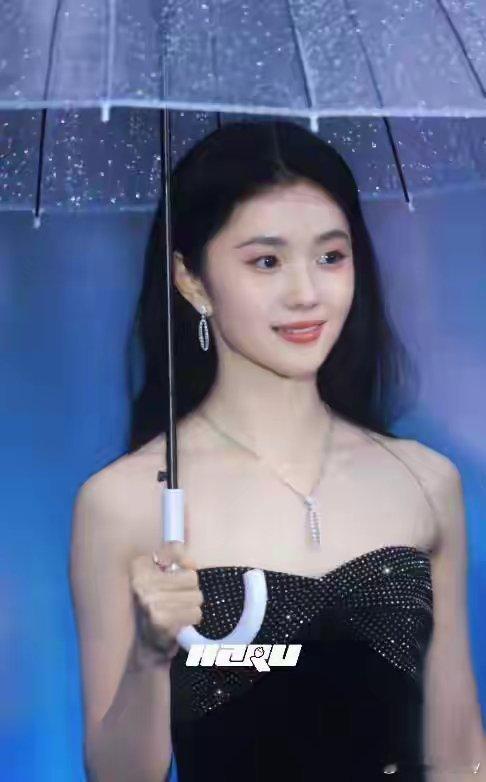 刘浩存被男粉强行合照她实在是太招人喜欢了 不仅是出演的角色 更因为现实中的良好形