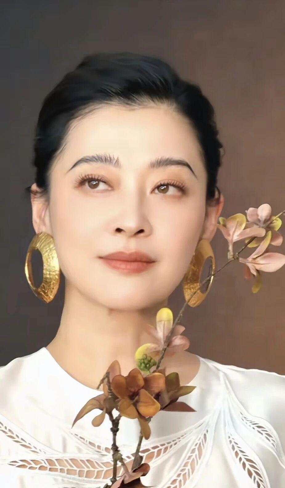 梅婷38岁生女儿快快的时候，真的在鬼门关走了一趟，突发羊水栓塞，那是产科最凶险的