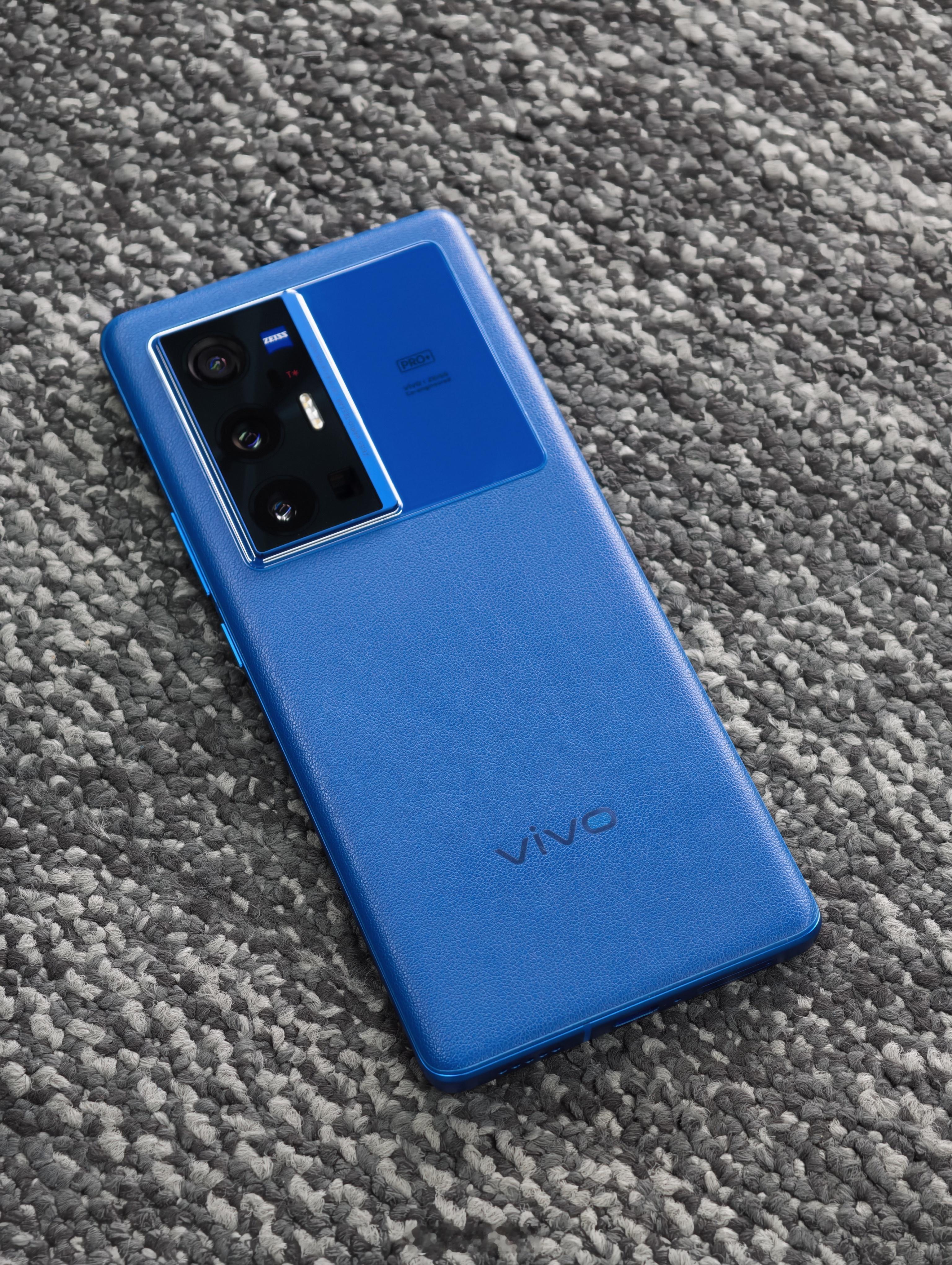 vivo X70 Pro+颜值还是很顶的，这个云窗的设计也很有辨识度，我们手里这