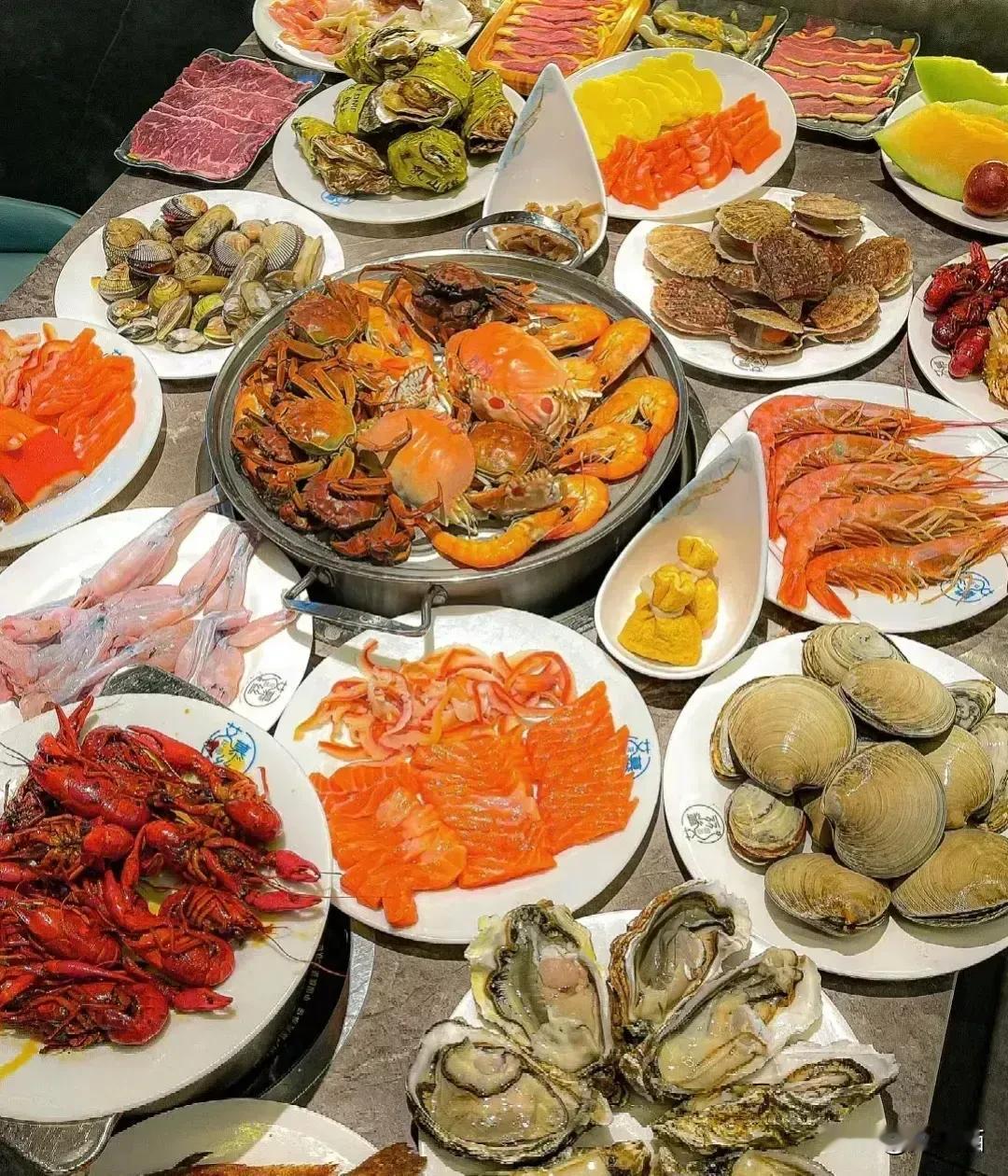 温州男子98元自助餐狂欢！海鲜大餐吃到饱，店主却当场“拦截”
有一位男子用极低的