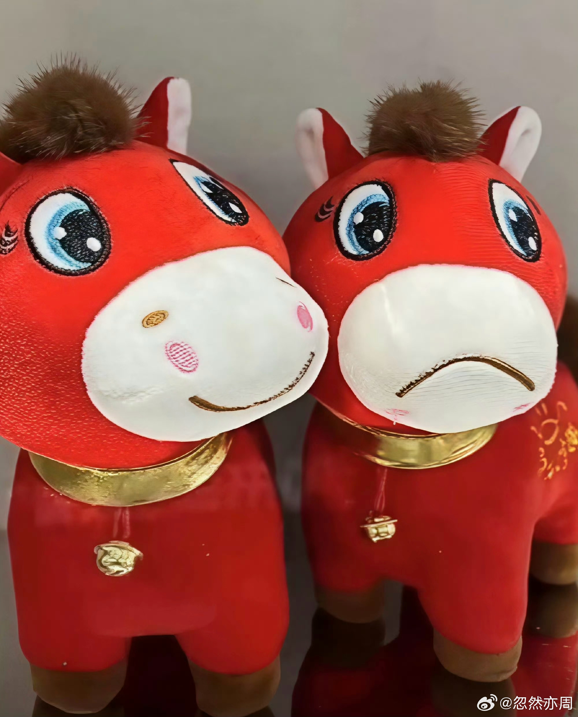 《哭哭马：每个人都有允许自己不开心的权利》1、义乌工厂生产马年吉祥物时，工人把马