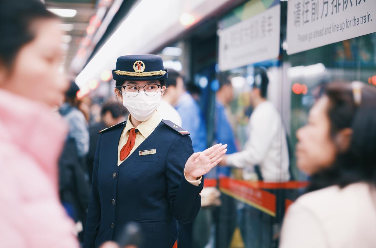 列车到站后，先下后上，不要争抢拥挤，车门关闭时，不要抢门上下车，或阻挡车门关闭。