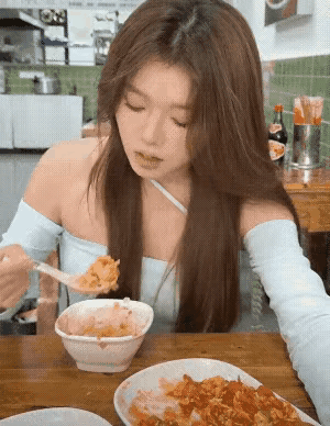 这姑娘正在享用美味的拌饭。
同时也和另外一男人五指和十脚紧扣，这能表示什么意思呢