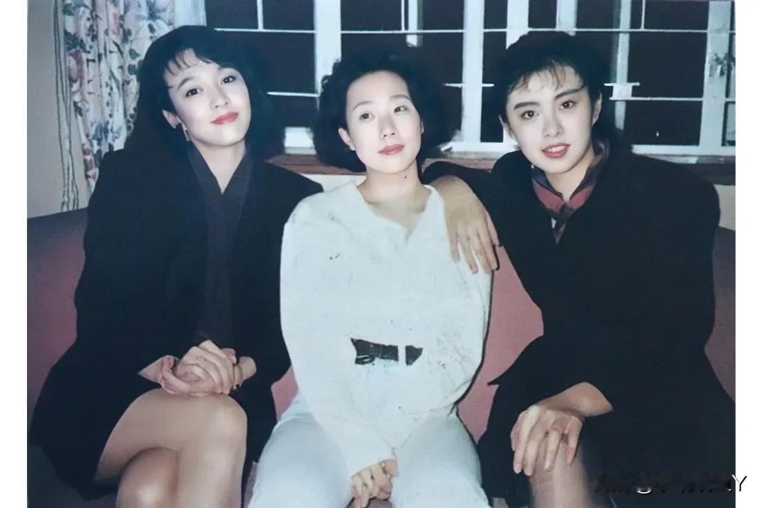上世纪八十年代末，香港，郑裕玲、林忆莲、王祖贤年轻时的合影旧照，真是惊艳了时光。