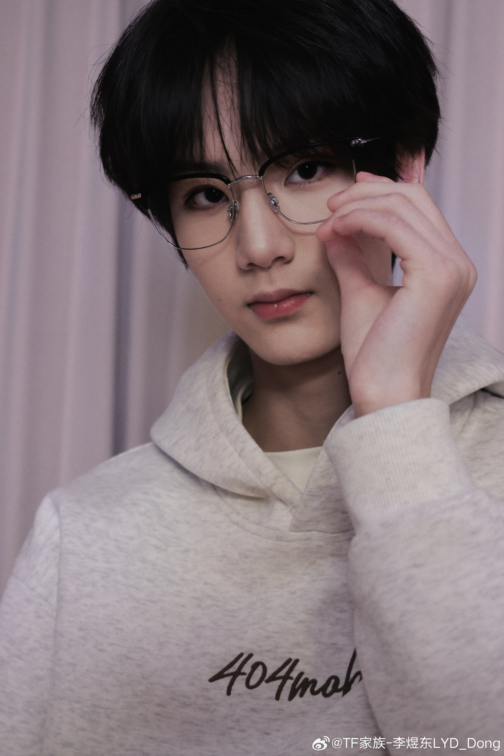 平时带着无框眼镜，对别人都是冷冷淡淡的甚至看着还有点生人勿近，但和你一起居家就带