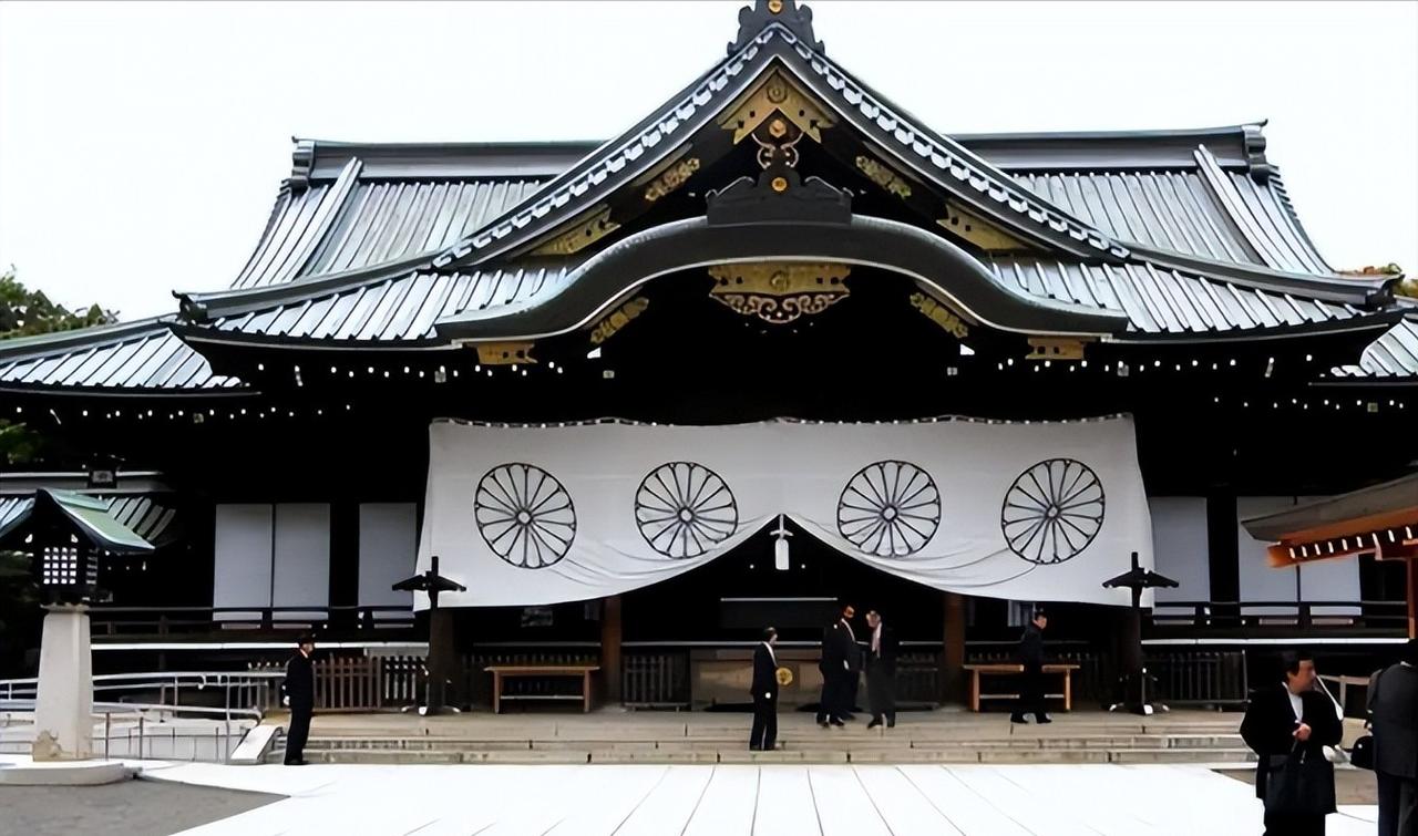 日本议员前脚落地北京，国安部后脚就把“靖国神社”改叫“战犯神社”。时间卡得这么紧
