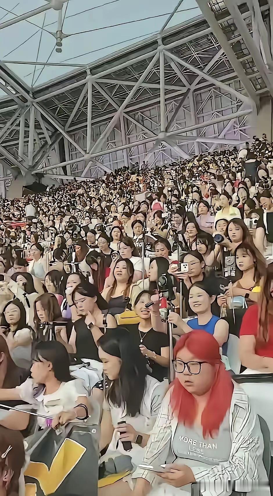 5万人挤爆演唱会现场！网友毒舌点评，戳穿无数家长“富养女”的假象！

偌大的体育