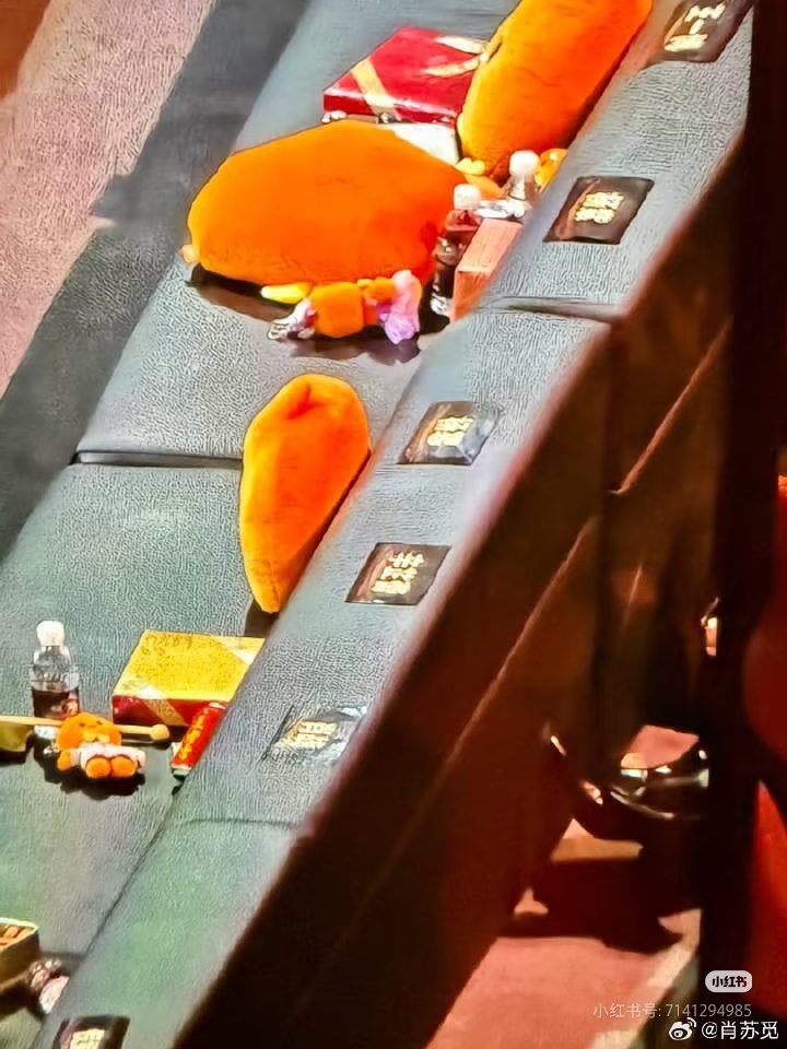 座位名牌贴回去了，回到一开始的三个人一个沙发了，整这出干啥啊