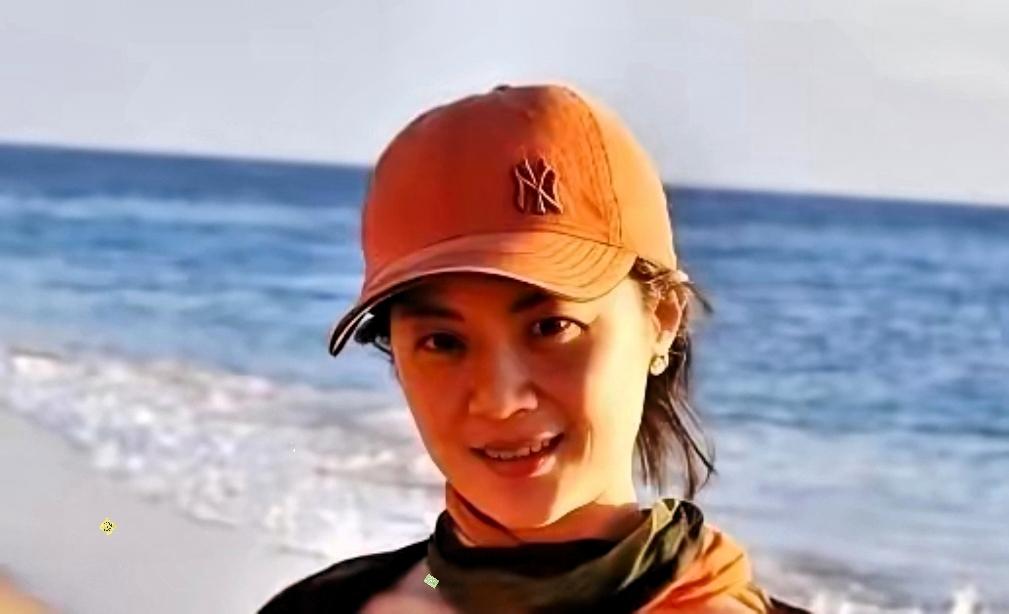 我愿意放弃中国国籍，自愿加入英国！2004年，34岁的姜丰在入籍申请书上签下名字