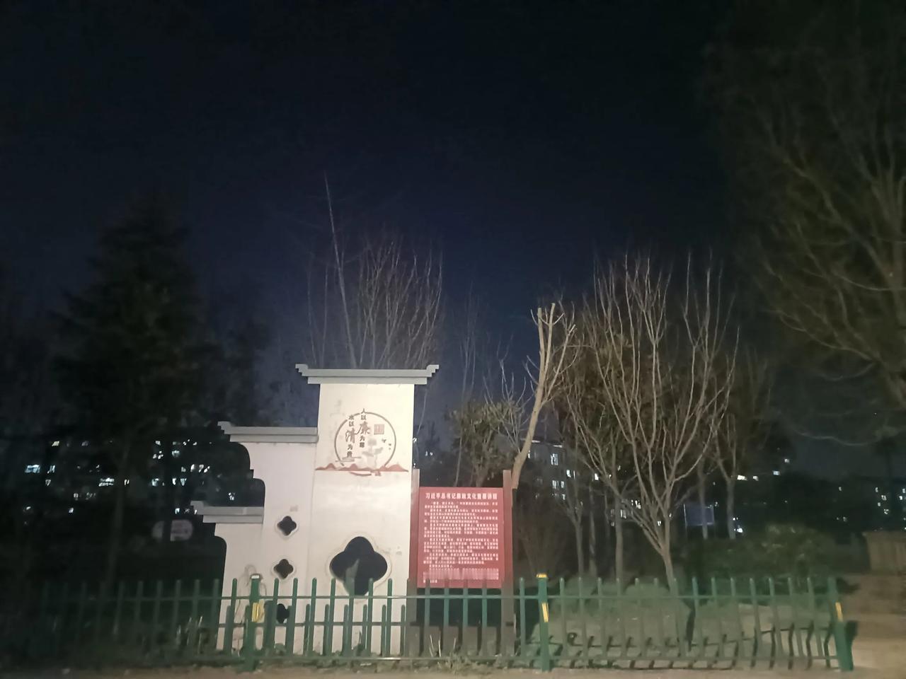 来看下除夕夜普通城市一隅和你想像的是否一样。坐标洛阳，普通的城市一隅，除夕夜八点