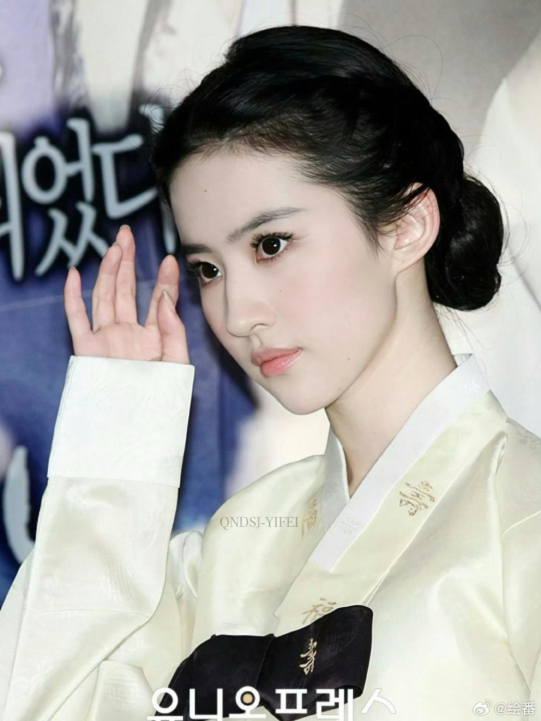 刘亦菲穿韩服每次刷到还是会被震撼的美貌，再素也好衬她的美貌 