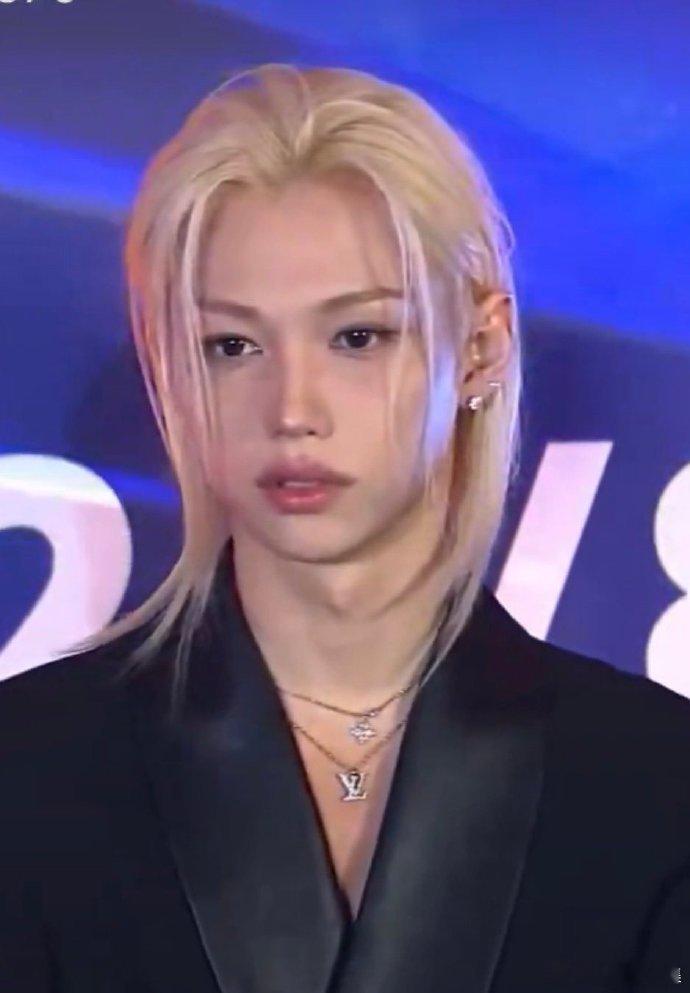 TIMA李龙馥黯然失色的理由TIMA红毯上李龙馥表情黯然失色的理由谁懂！讲完中文