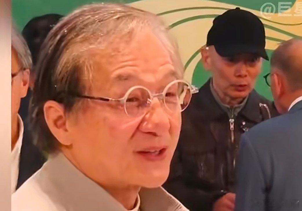 71岁的成龙小时候看的最多的就是成龙和周星驰的电影了 循环播放 很难再出一个成龙