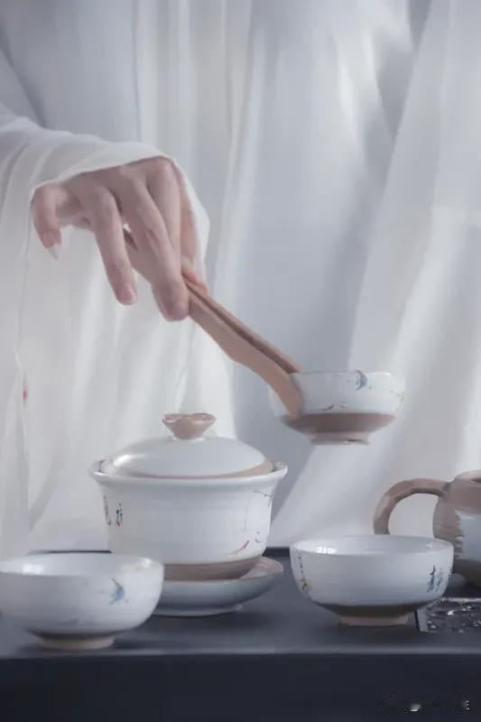 看到“清茶敬知音”下联
我脑海立刻浮现“浊酒酬故友”作上联
“浊酒”对“清茶”