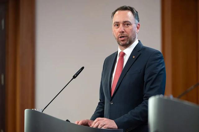 4月27日，比利时副首相兼外交大臣普雷沃来到中国进行为期5天的首次访华，德国经济