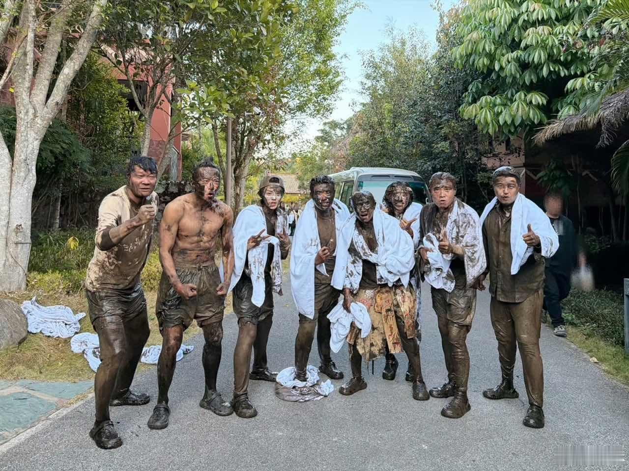 陈赫摸你黑陈赫晒五哈泥人合照陈赫晒五哈泥人合照