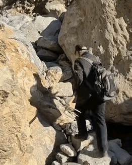 81岁老人放着清福不享，偏要自掏百万、借钱进山，花11年带着村民凿出近万步天梯，