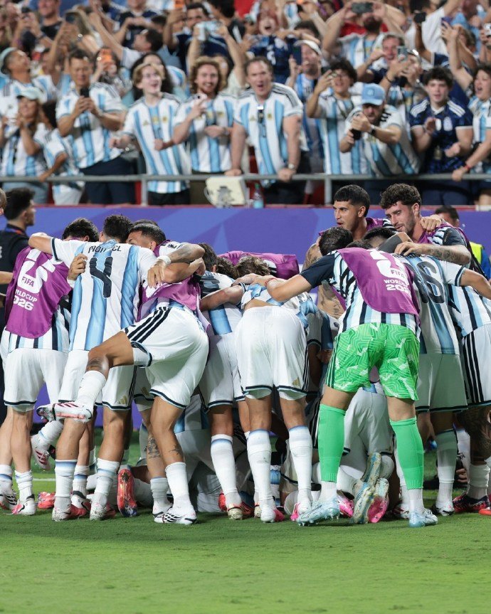 阿根廷球员集体庆祝cue英国2026世界杯1/4决赛，卫冕冠军阿根廷3-1战胜瑞