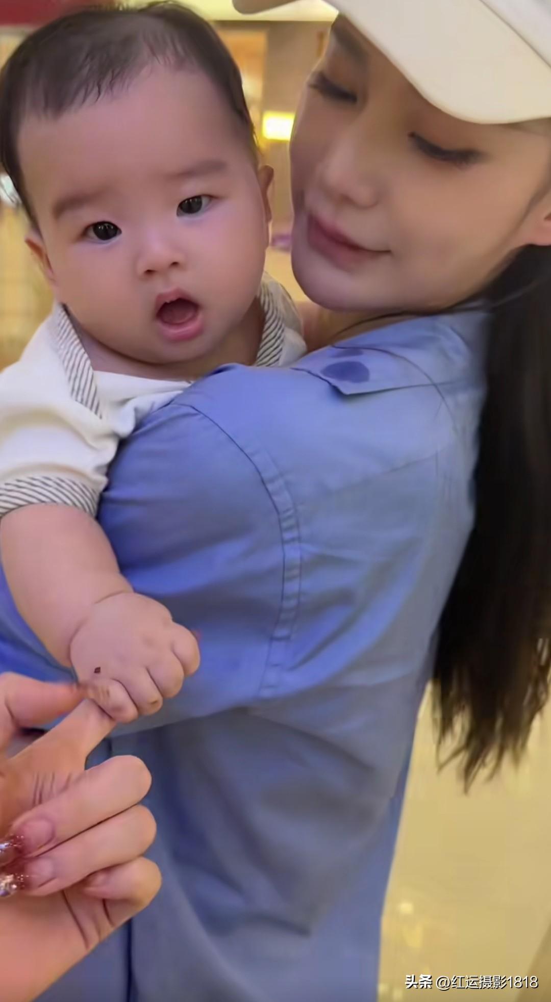 马筱梅家的5个多月儿子汪宝，小小的人，心眼可不少，他现在就喜欢去户外玩，小手抓着