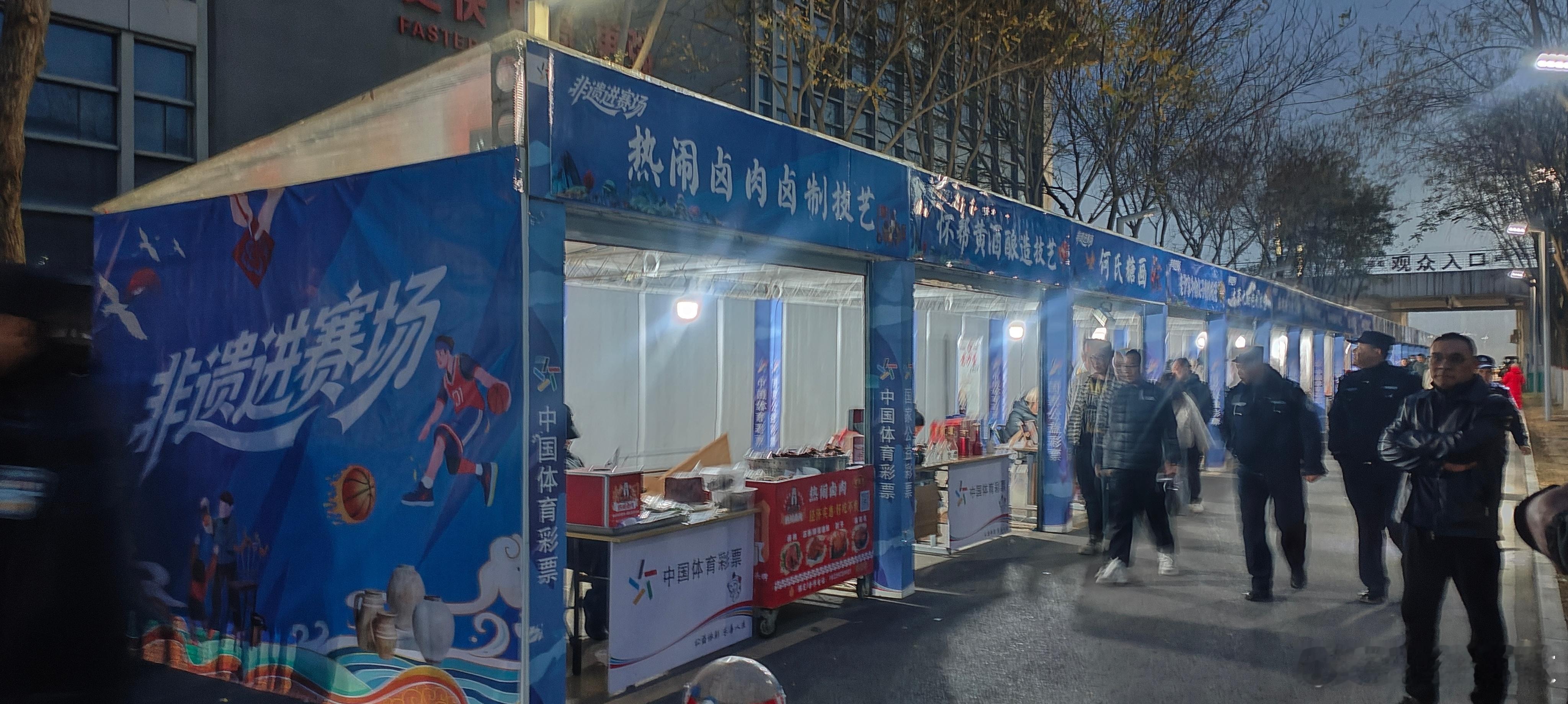 焦作文旅男篮队史首战，新赛季主场揭幕战，解说员蛋哥、老徐，已经就位！偶遇足球大咖