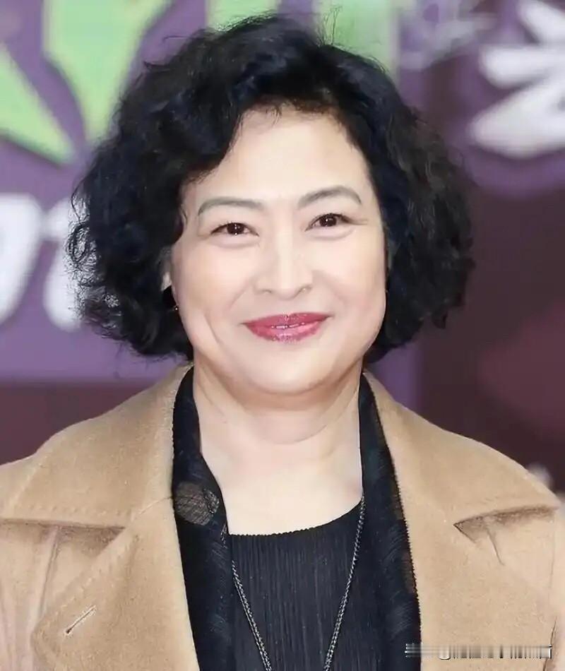 这个女演员长得不难看，也算是老戏骨了，但很多观众不太认可她的演技，演技还没有王丽