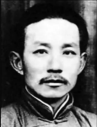 1943年，新四军团长汤景延叛变，打死3名战士后，又带着600多人投敌，有人提议