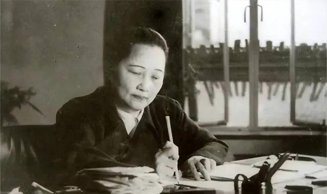 1977年，宋庆龄在她的《追念毛主席》里写道：“毛主席是我一生有幸遇见的，最明智