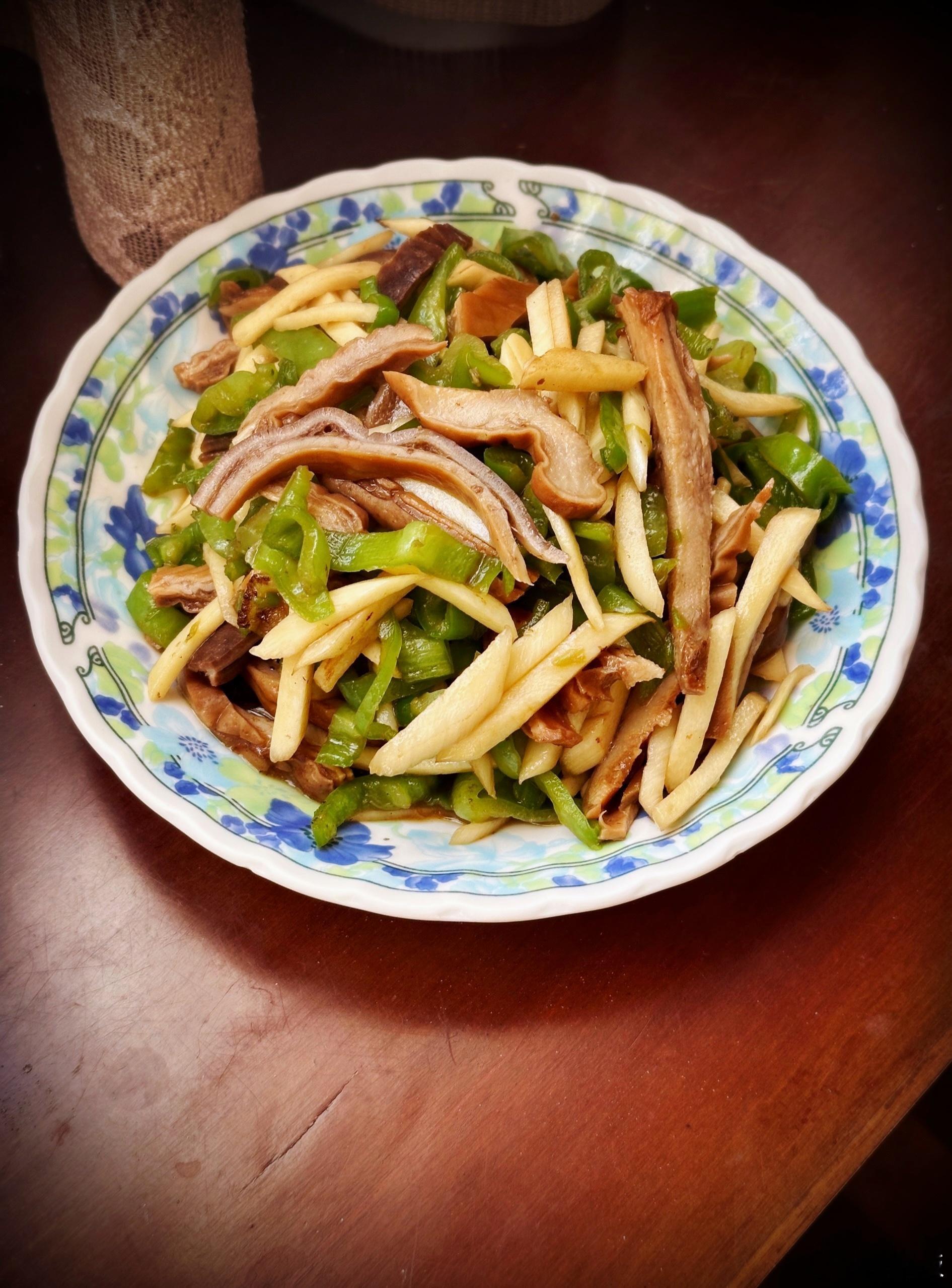 半间灶披间菜单青椒茭白炒肚条，喷香，明虾段煨白菜，喷喷香。这两只菜一做，外加一锅