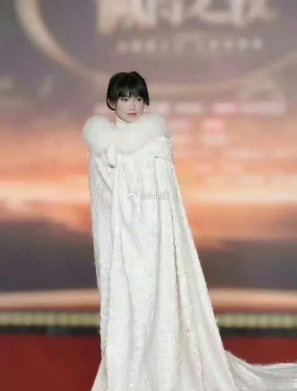 李子柒好有个性，她是女明星里唯一裹棉衣出场的。 