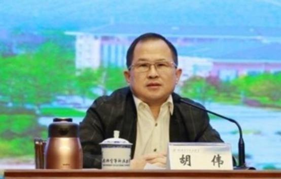 “中美关系恶化的责任不在美国，中国应该看看自己的问题！”这句话出自中国教授胡伟之