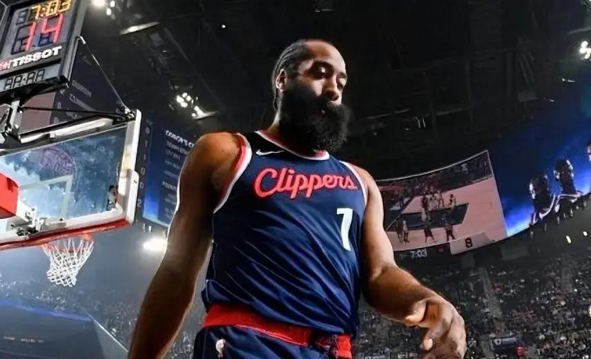 最近哈登和杜兰特又一次在场外“互怼”，看得出来两人关系挺微妙。哈登因为左腿挫伤，