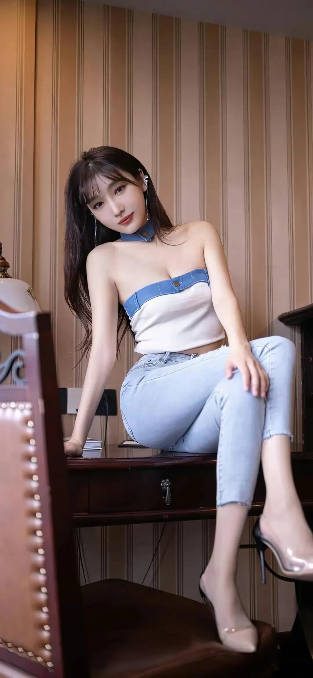 大美女萱萱，美丽牛仔裤，美翻天