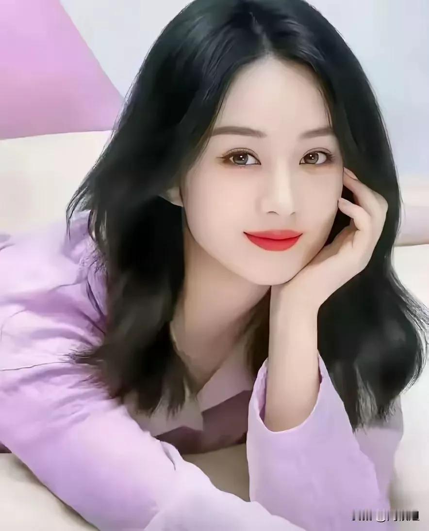 温柔甜美的少女，粉色背景下的清新自拍
