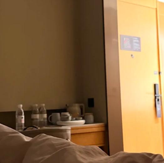 以前住宾馆，我习惯睡觉时把厕所灯关了，觉得开着浪费电。有一次出差，保洁阿姨看到我