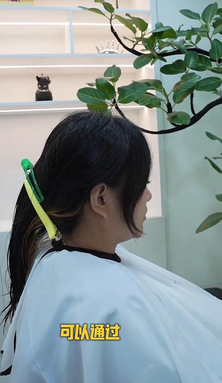 高额头别再剃胎毛了，剪错真的显脸长。
太原发型师雅芝那套“纹理+弧度刘海”，不是