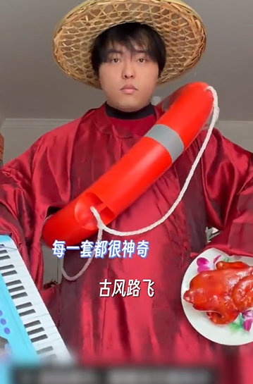 我pick桃黑黑这个穿着 桃黑黑进军的是猎奇穿搭界 普通穿搭看腻了就来蹲桃黑黑，