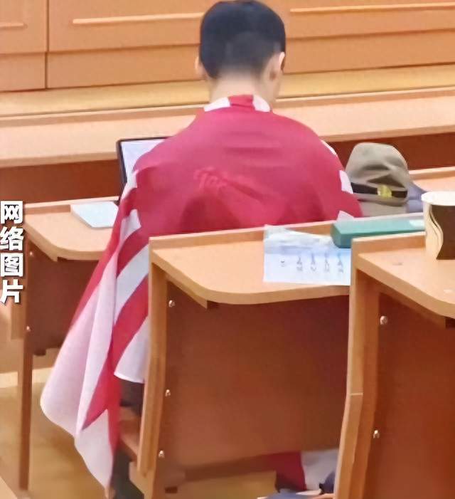 “辜负了祖国的嘱托”，中国留学生在莫斯科大学课堂身披旭日旗，本人鞠躬道歉；钧正平深夜批评：为军国主义