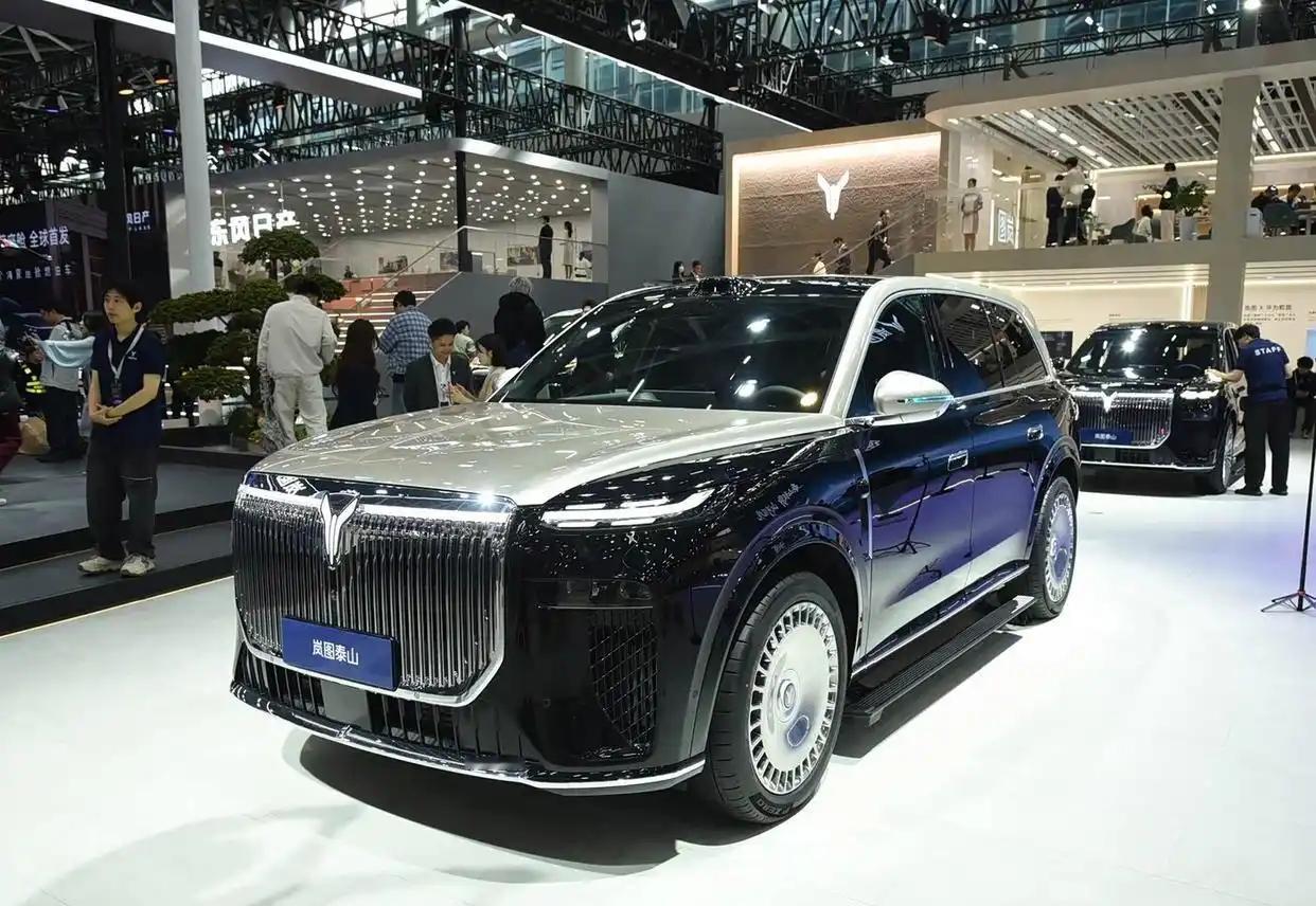 2025广州车展：岚图泰山登场，大六座SUV车长超5米2，配三腔空悬

进入车内