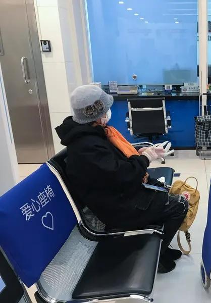 你支持银行员工午休暂停柜面服务吗不支持，因为老百姓急用钱时，银行午休那就取不出来