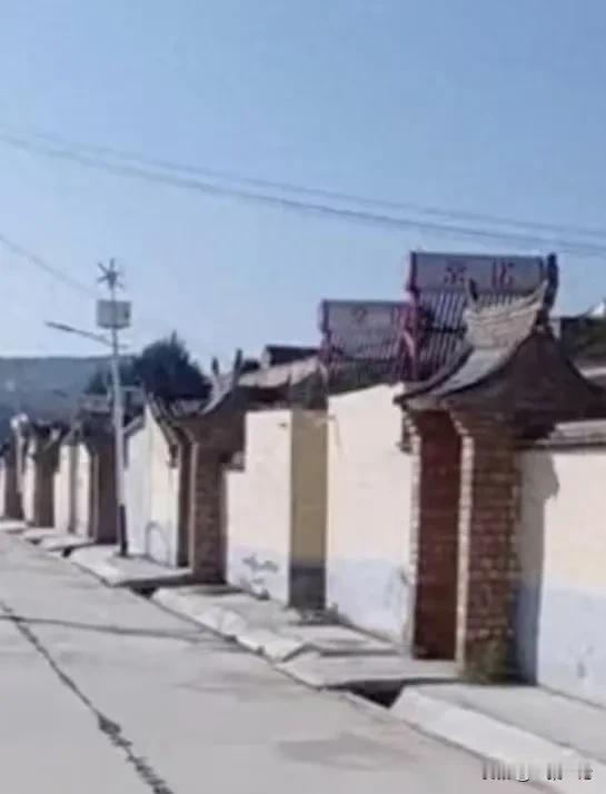 甘肃定西，村长启动安置房项目，可是项目还没有完成，资金就有问题了，他们有13套房