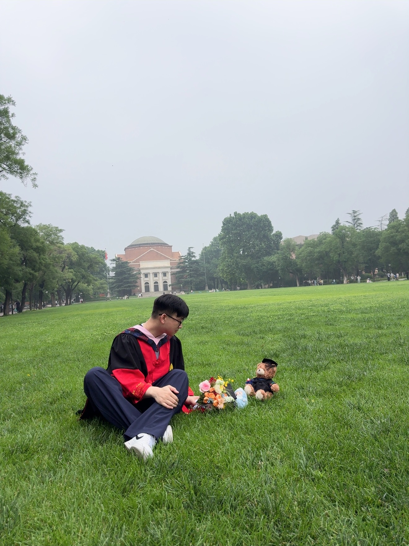 带着小狸的Labubu、航子的中传熊和提子的手捧花在未名湖和清华园，突然开始co