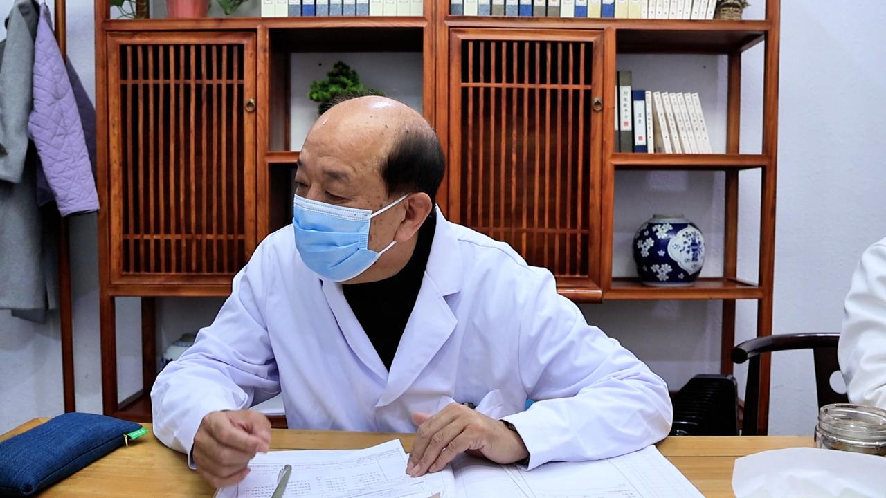 小儿抽动症成年后，真的会自愈吗？中医实话实说！
抽动症在五六岁时是发病的高峰期，