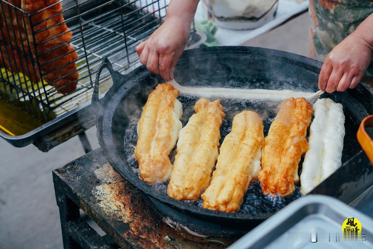 如果你不能早起，那就通过我们的镜头感受一下早市的烟火气吧！豆浆油条、孜卷菜团、炸