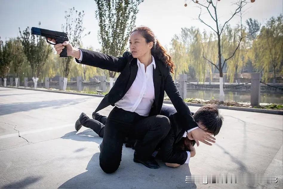 中国第一美女保镖一一严月霞，英姿飒爽、巾帼不让须眉。

严月霞，河南洛阳人，出身