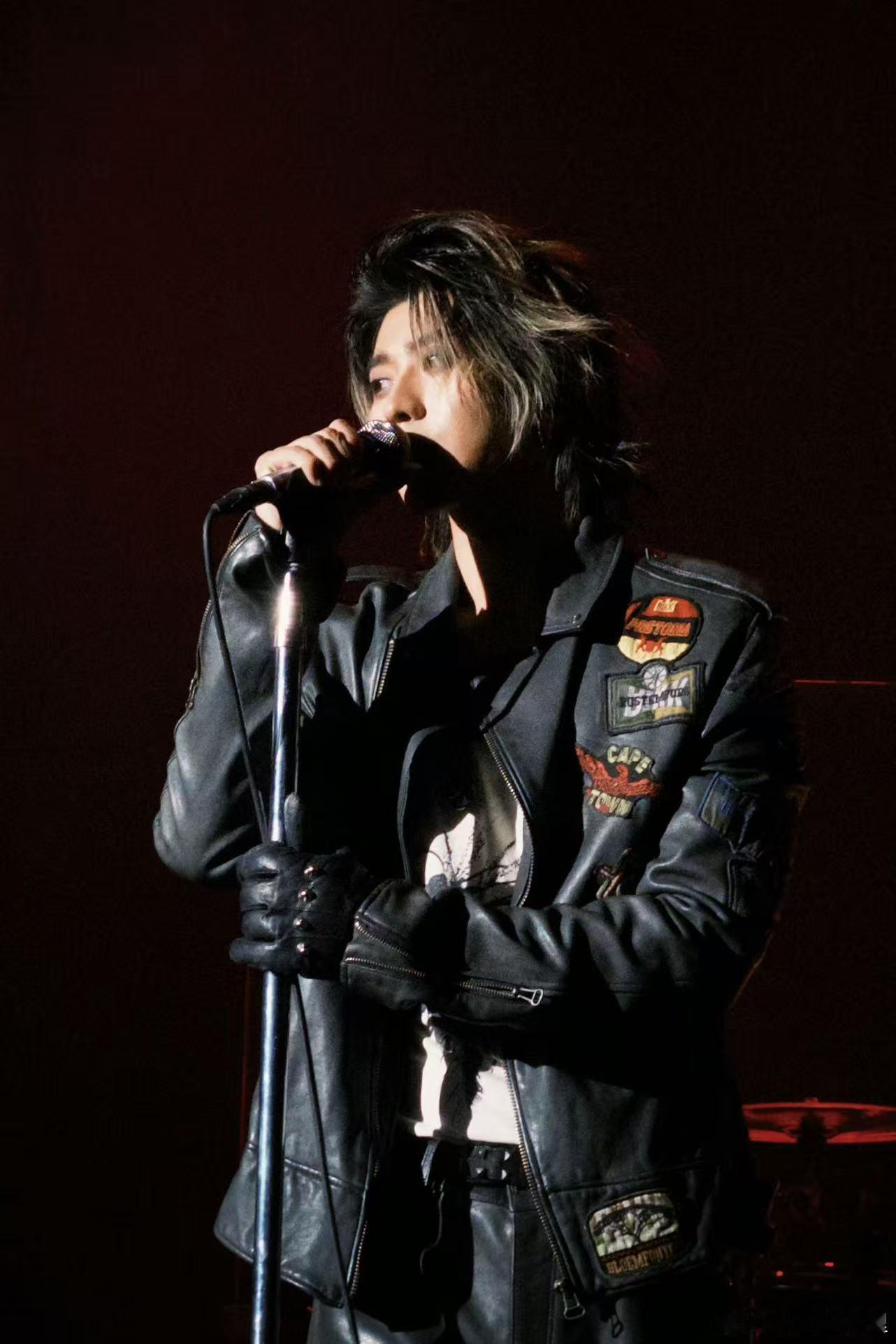 蔡徐坤纽约演唱会大合唱情人谁被纽约场《情人》大合唱狠狠戳中！蔡徐坤温柔互动，全场