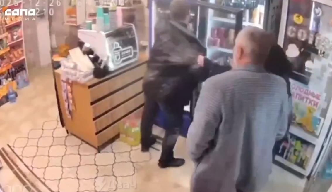 【在达吉斯坦，一名地方官员的儿子砸毁了一家商店。】丹尼尔·阿布萨拉莫夫在酒吧喝了