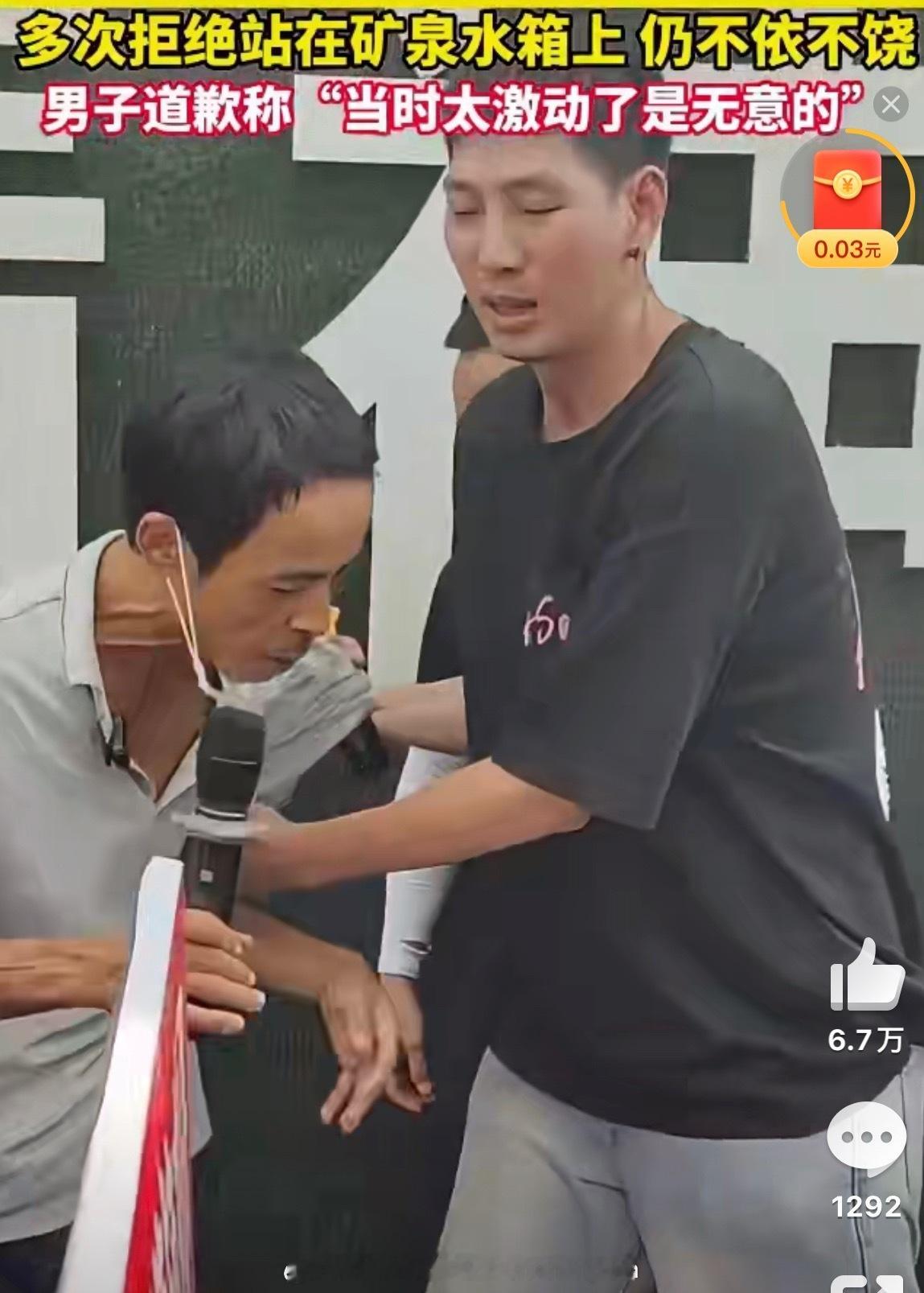 鸡排哥被男子扯拽衣服要求站高点演讲这类人在读书时候最多，见到周围有人好巴不得把你