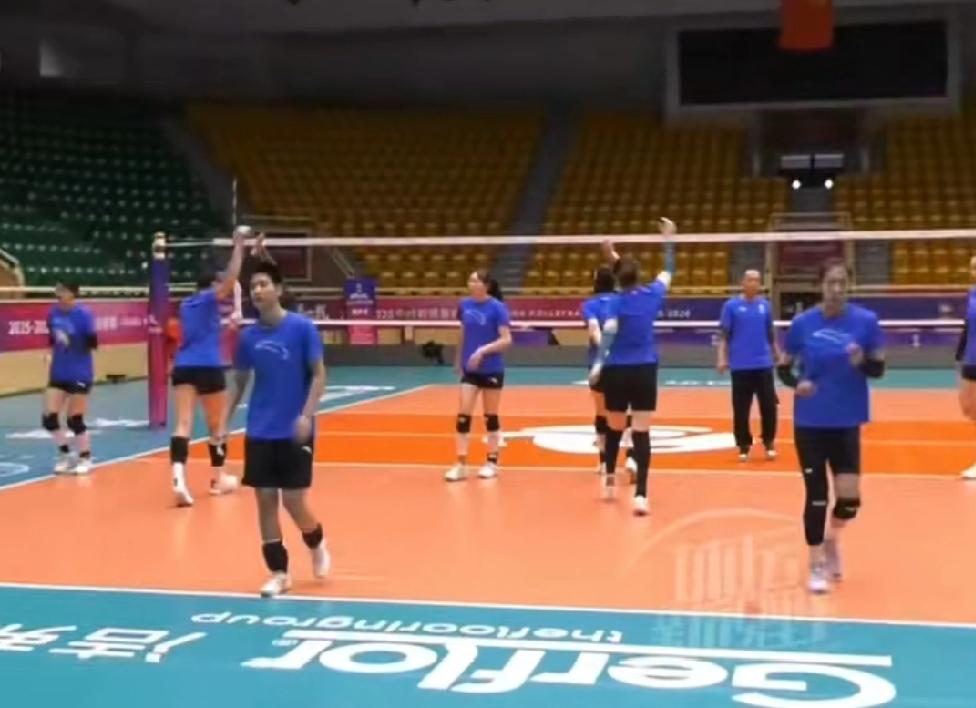 天津女排和山东女排今天适应天津人民体育馆训练！排超联赛季军赛明天晚上七点开始，天