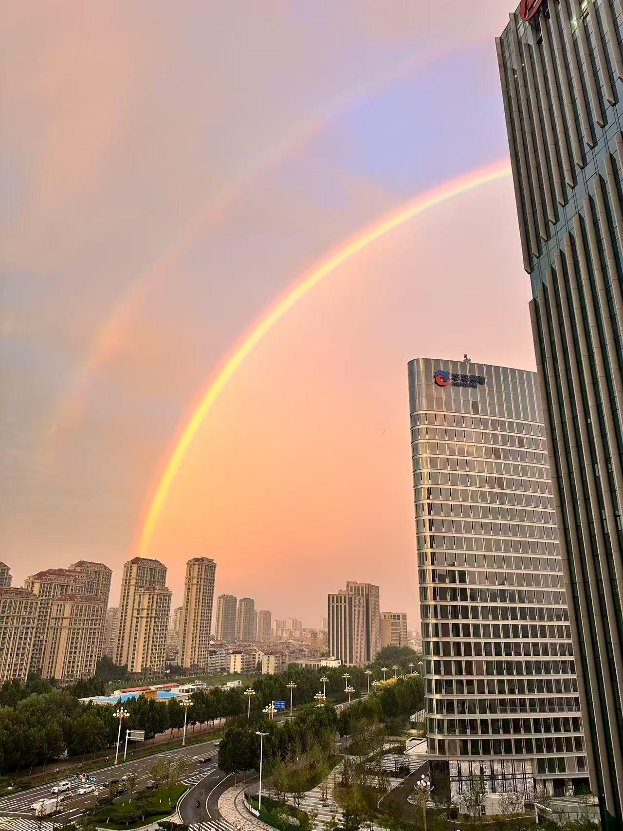 今天的快乐是烟台的巨大彩虹给的，太漂亮太震撼了！持续20多分钟，真的是让人大饱眼